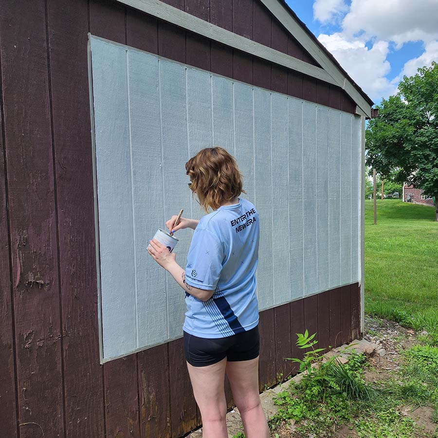 Aplicacion pintura para proyector de exterior sobre superficie de madera