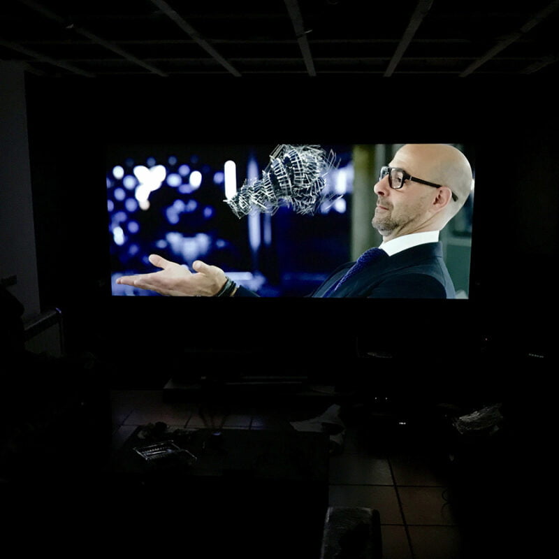 Cine en casa en pantalla proyector alto contraste pintura pared